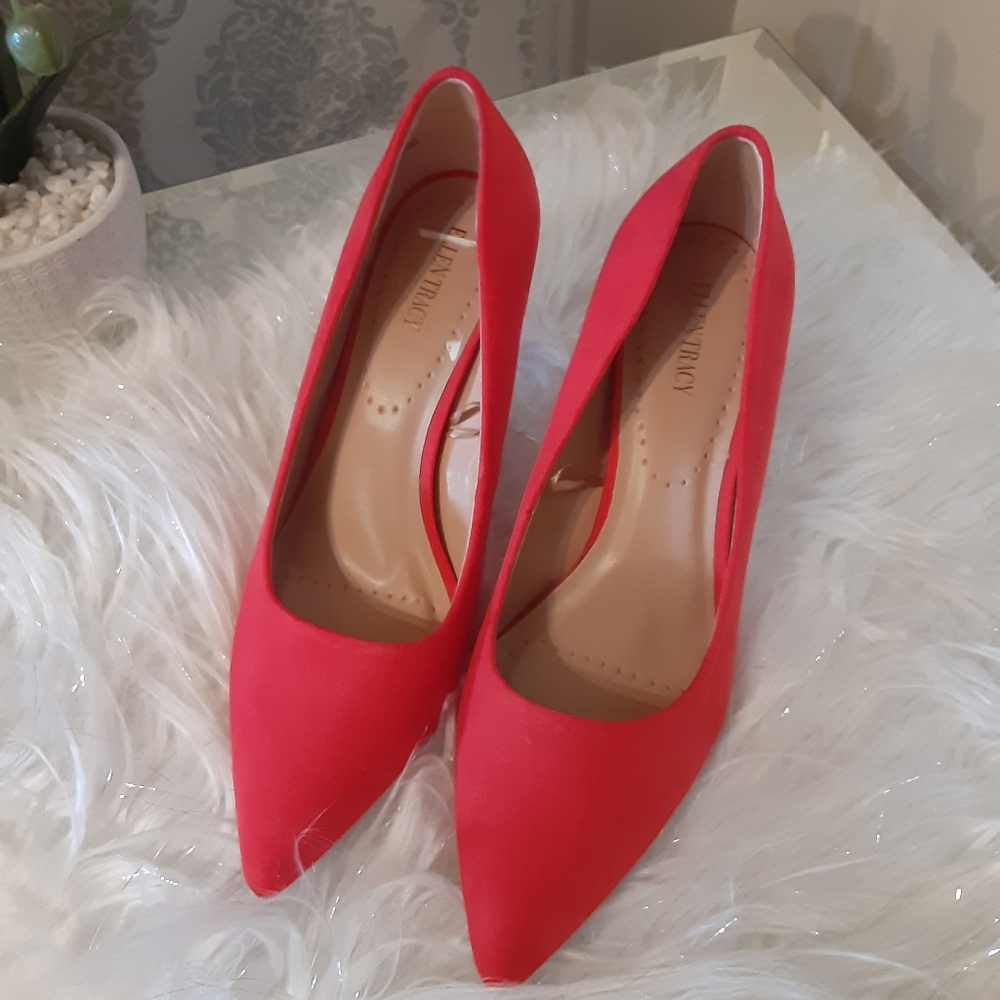 Ellen Tracy. red high-heeled suede shoe